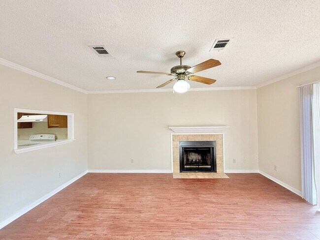 Foto del edificio - Spacious 2-Bedroom Townhome - Fenced Backyard