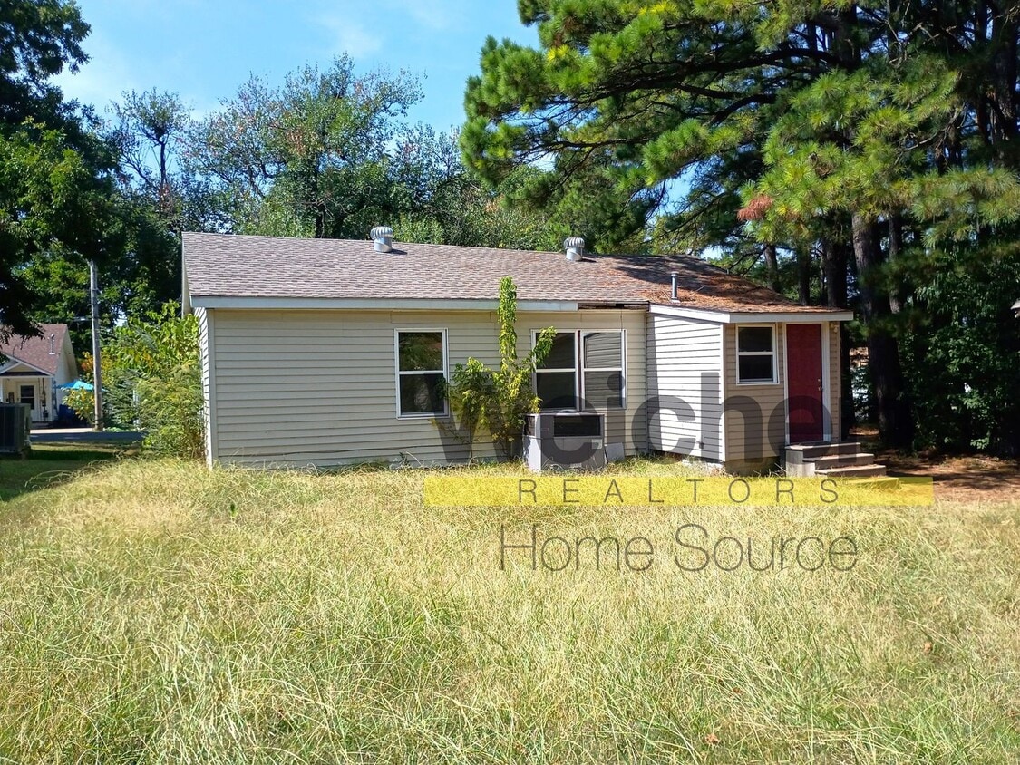 Building Photo - 3-Bedroom Home with Garage and Spacious Yard