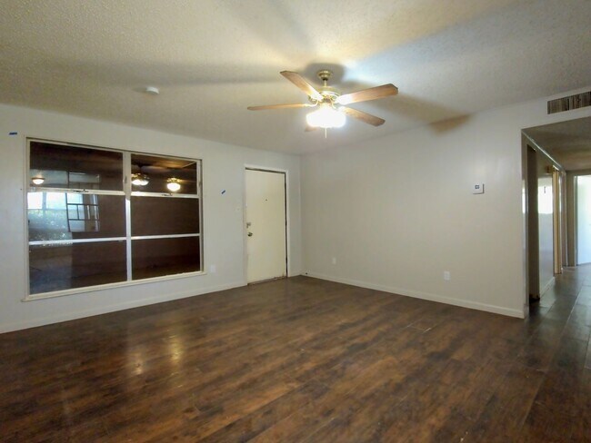 Building Photo - Charming 3-Bedroom Home with Hardwood Floo...