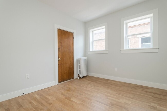 Building Photo - 3 Bedroom
