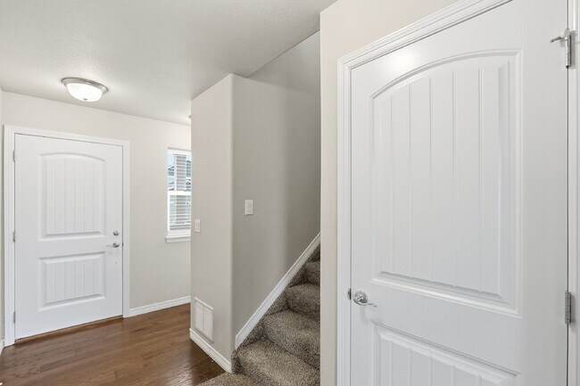 Foto del edificio - $2,240.95, 3 bed, 2.5 bath located in Colorado Springs with a large backyard.