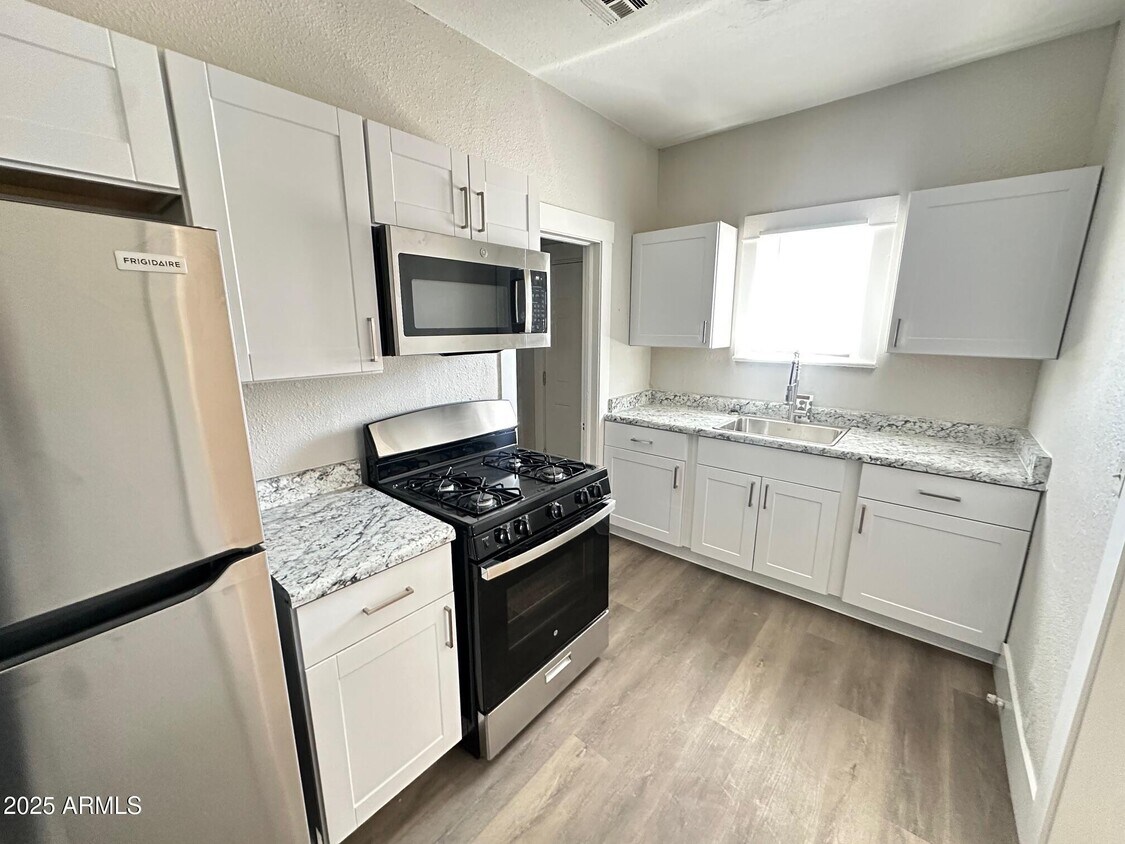 Primary Photo - 2032 W Adams St