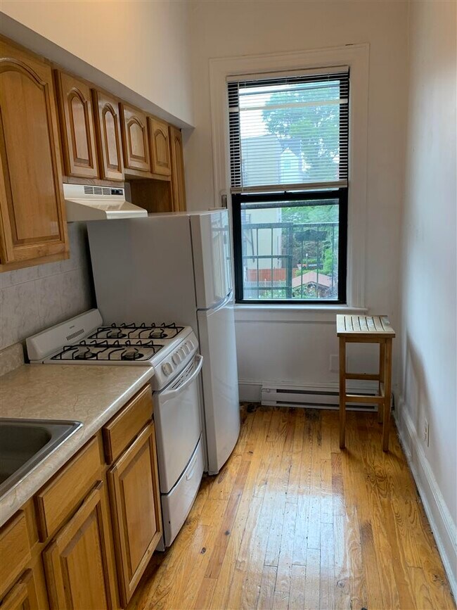 Building Photo - 106 8th St