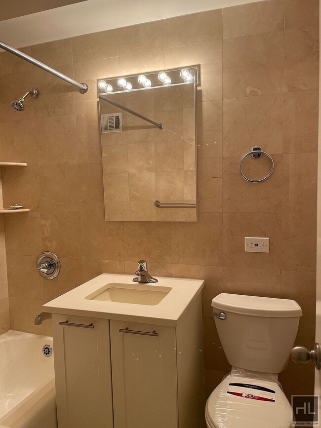 Building Photo - 1 Bedroom Apartment In Yorkville UES! $4,3...
