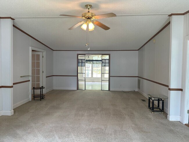 Foto del edificio - 4 bedroom 2 bathroom spacious home!