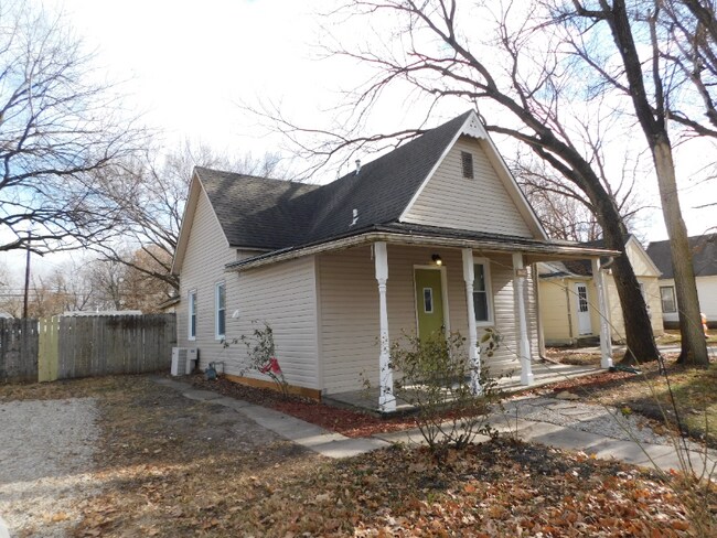 Building Photo - 1032 NE Oakland Ave
