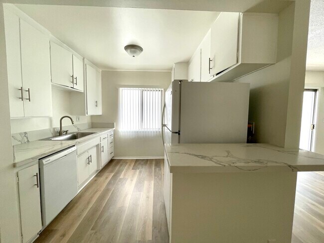 Building Photo - 911 S Sherbourne Dr