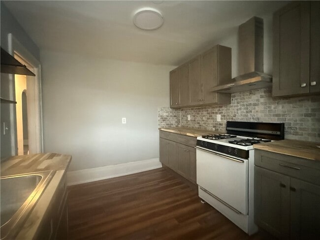 Foto del edificio - 1042 Monroe Ave