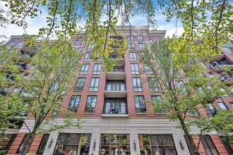 Building Photo - 343 W Old Town Ct