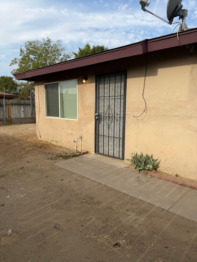 Building Photo - 327-325 Dobrusky Dr
