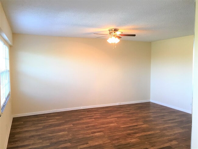 Building Photo - 551 SW 135th Ave