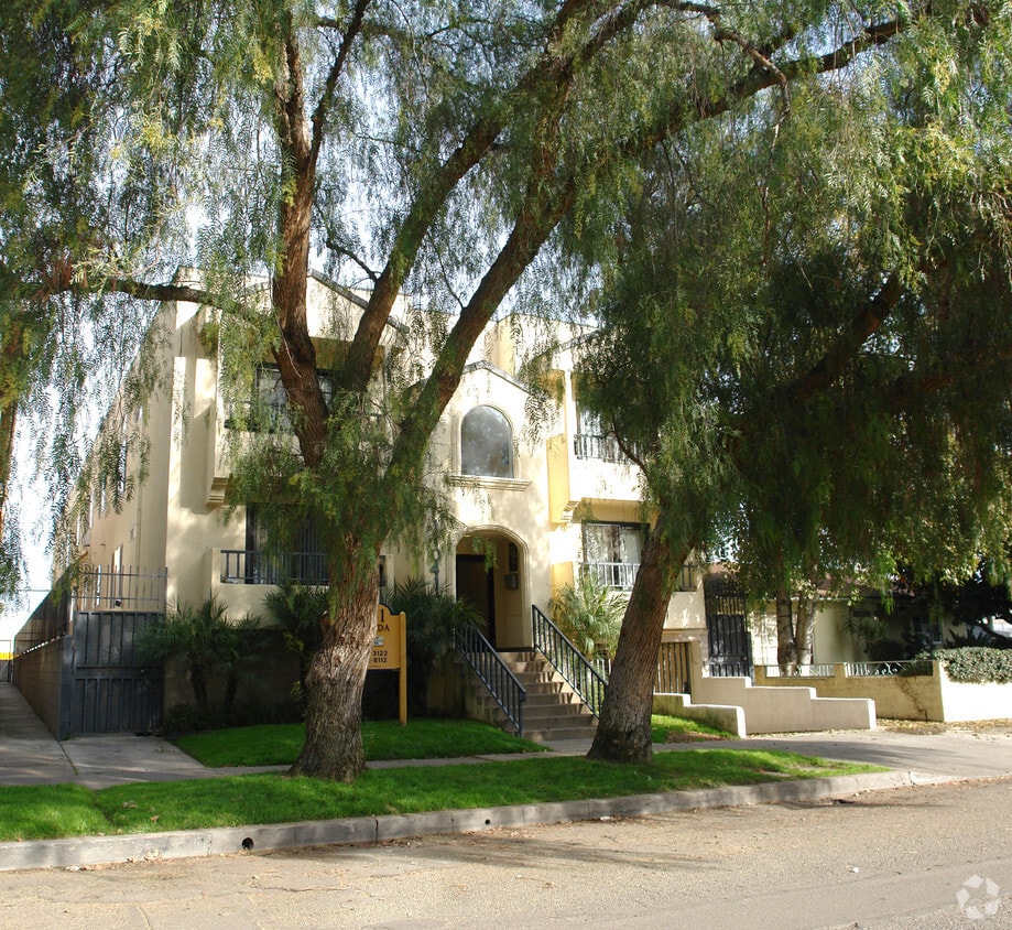 Tree obstruction - 11041 La Maida St