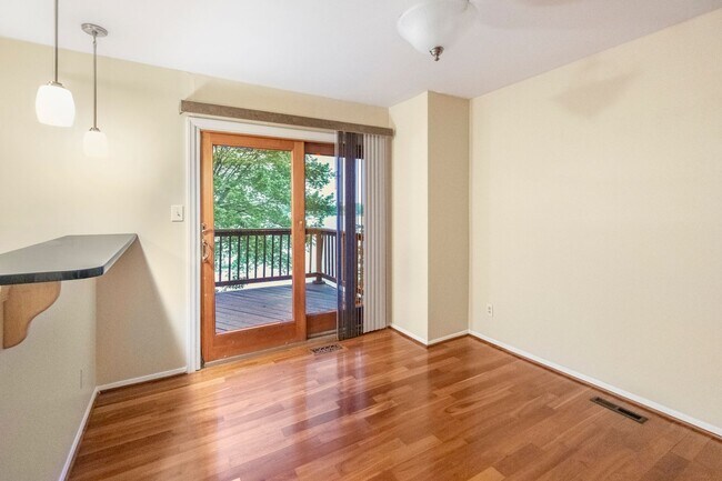Building Photo - Lovely 3 BR/2 BA Townhome in Pasadena!