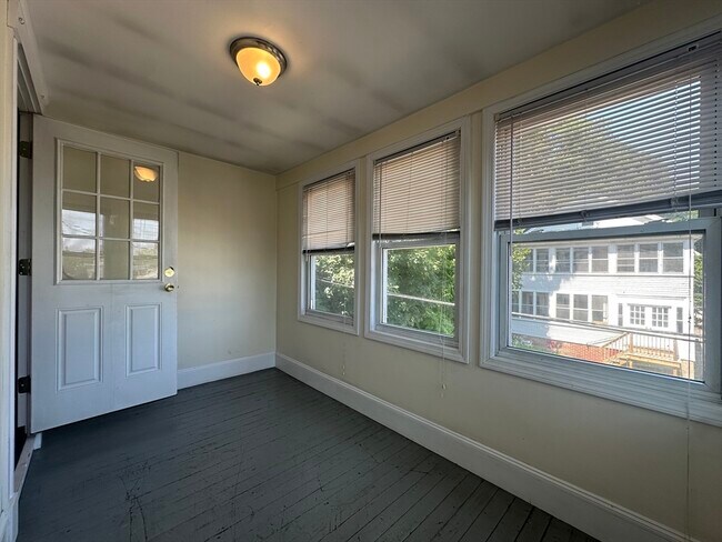 Foto del edificio - 33-35-35 Dickinson Rd