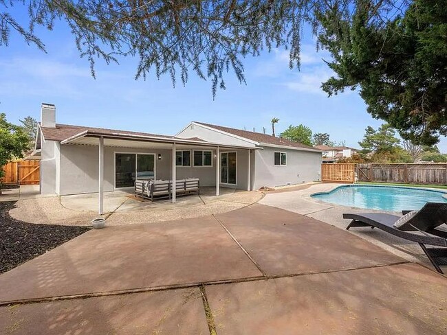 Foto del edificio - 2426 Regent Rd