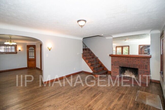 Building Photo - Gorgeous 3 Bedroom Colonial in South Euclid!