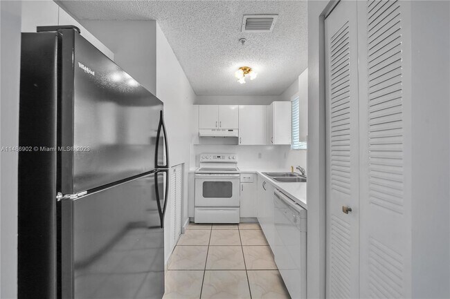 Foto del edificio - 8177 NW 8th St