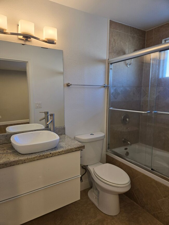 Building Photo - Newly Updated 3 Bedroom, 1.5 Bathroom on C...