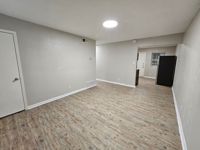 Building Photo - Spacious 2BR Duplex in Fort Worth