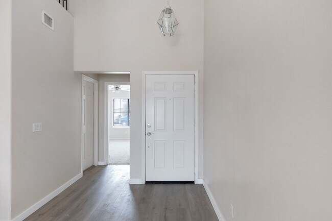 Building Photo - Beautiful 5 bedroom home with 3 full baths...