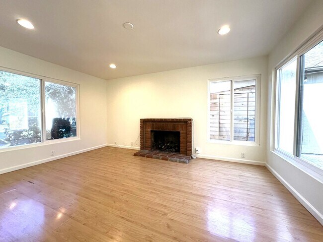 Foto del edificio - Mira Mesa - Single-Story Detached Condo w ...
