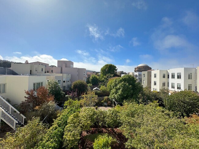 Foto del edificio - Marina: Bright Top Floor 1 Bed 1 Bath with...