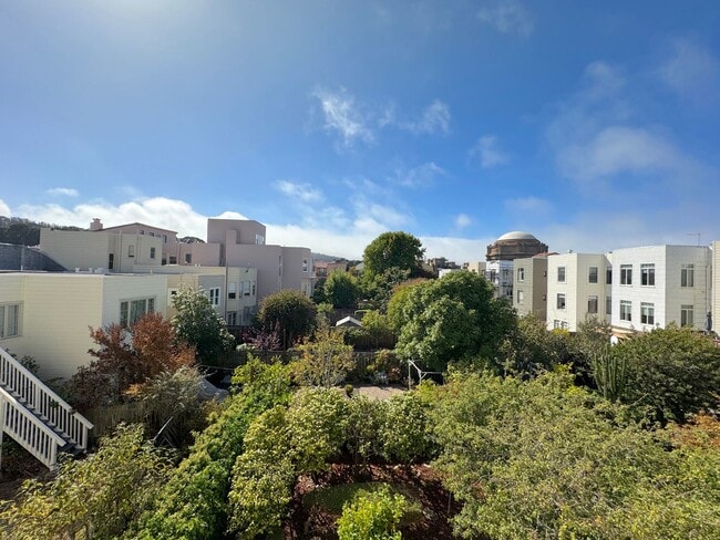 Building Photo - Marina: Bright Top Floor 1 Bed 1 Bath with...