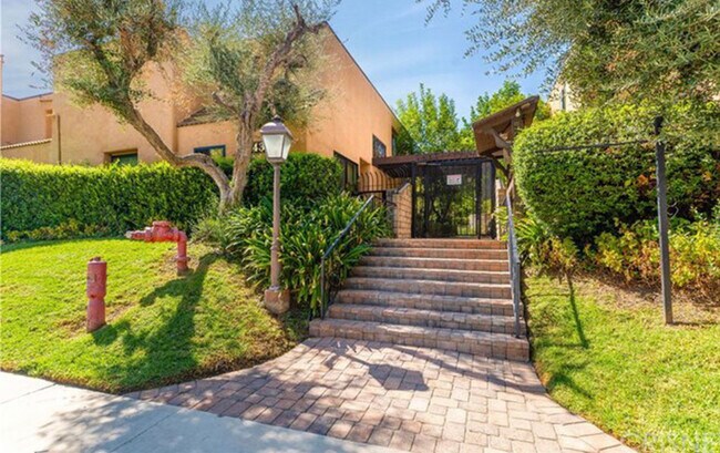Gated community, gate parking & Ev charger - 5243 Yarmouth Ave
