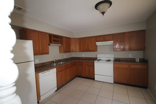 Building Photo - Beautiful 2/2 Duplex Near Baldwin Park