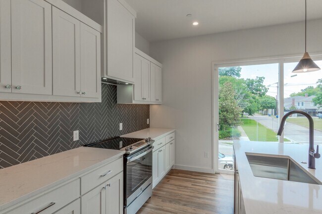 Building Photo - 3 Bedroom Townhome in Lakewood Walkable to Your Favorites!