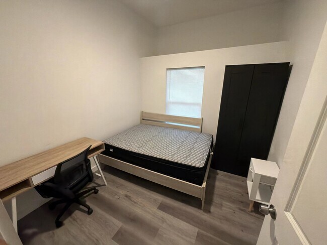 Foto del edificio - 3230 Reeves St