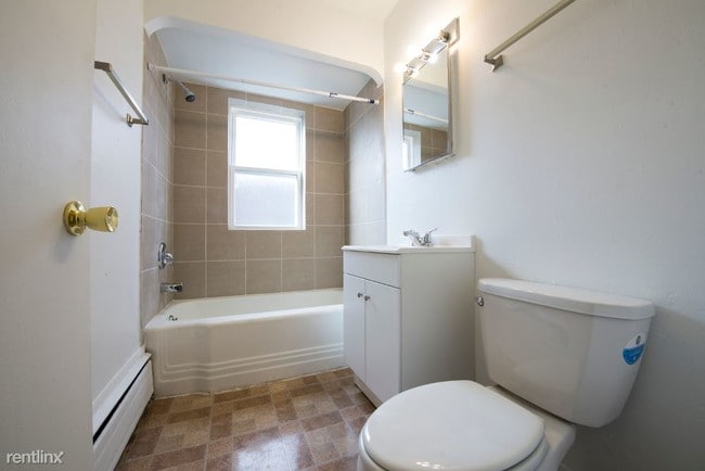 Building Photo - 1 br, 1 bath Apartment - 5019 W Jackson Blvd
