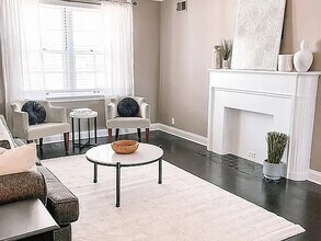 Building Photo - 925 S Hanley Rd