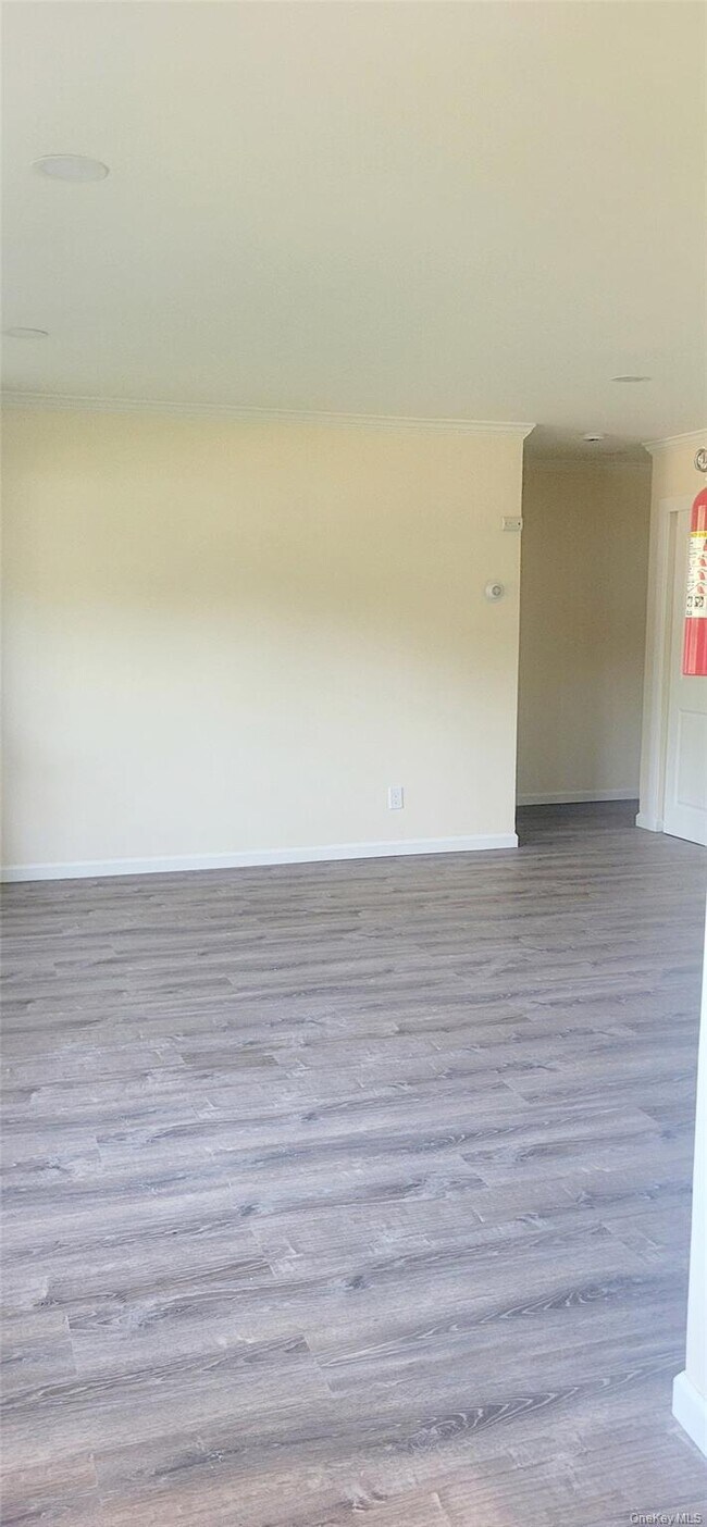 Foto del edificio - 115-15 Hemlock Dr