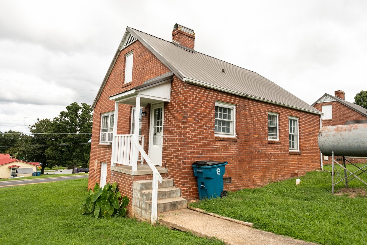 Primary Photo - 210 Main Ave E