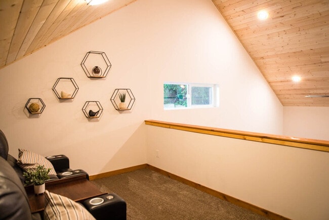 Building Photo - 235 Paradise Dr