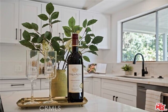 Foto del edificio - 18244 Jovan St