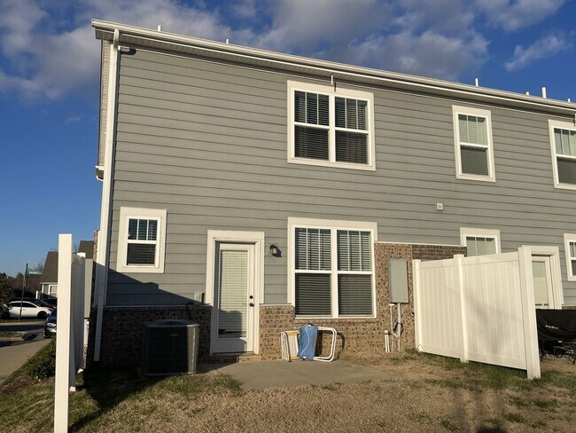 Building Photo - Triple Blackman Modern Townhome