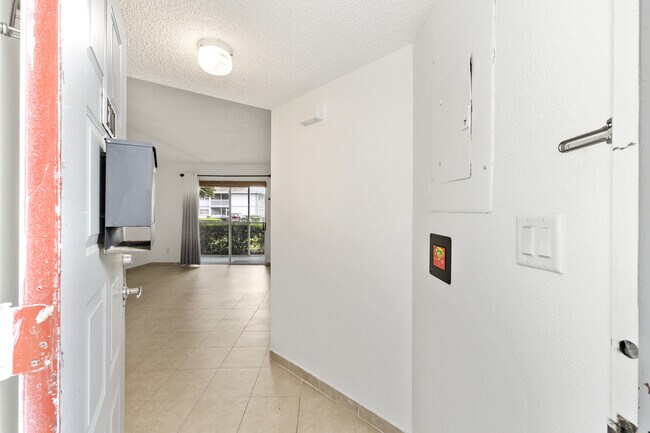 Foto del edificio - 588 Fairways Ln
