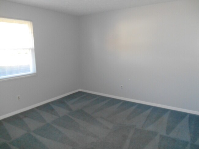 Building Photo - 5625 Lakeland Dr