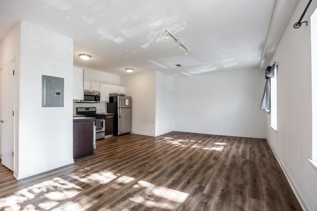 Building Photo - 1542 W Glenlake Ave