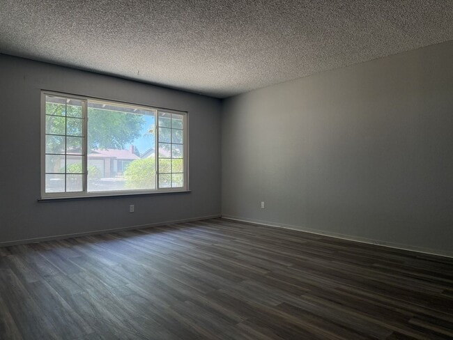 Foto del edificio - 3 bedroom/2 bathroom home AVAILABLE NOW!!!!