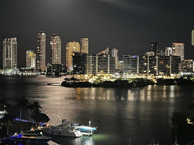Foto del edificio - 3340 NE 190th St