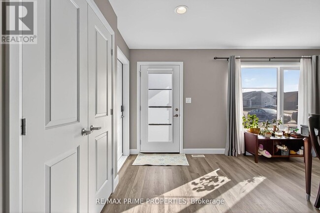 Photo du bâtiment - 110 Moonstone Cres