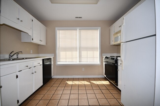 Building Photo - 2135 Jenkins Rd