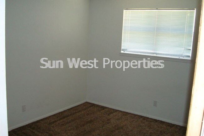 Building Photo - Ground level unit! Six month lease option!