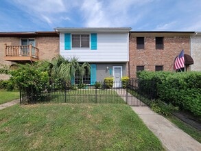 Building Photo - 404 1st St