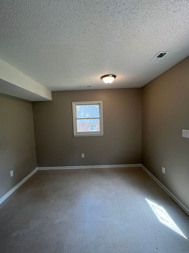 Building Photo - 112 Colonial Cir