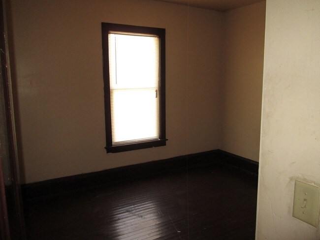Building Photo - 2620A W Locust Street - 2 Bedroom Upper