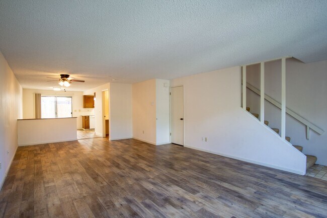 Foto del edificio - VERY Spacious Corner Townhouse with Private Patio, DW, W/D Hookups!